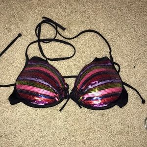 Victoria’s Secret bathing suit top (32 D)